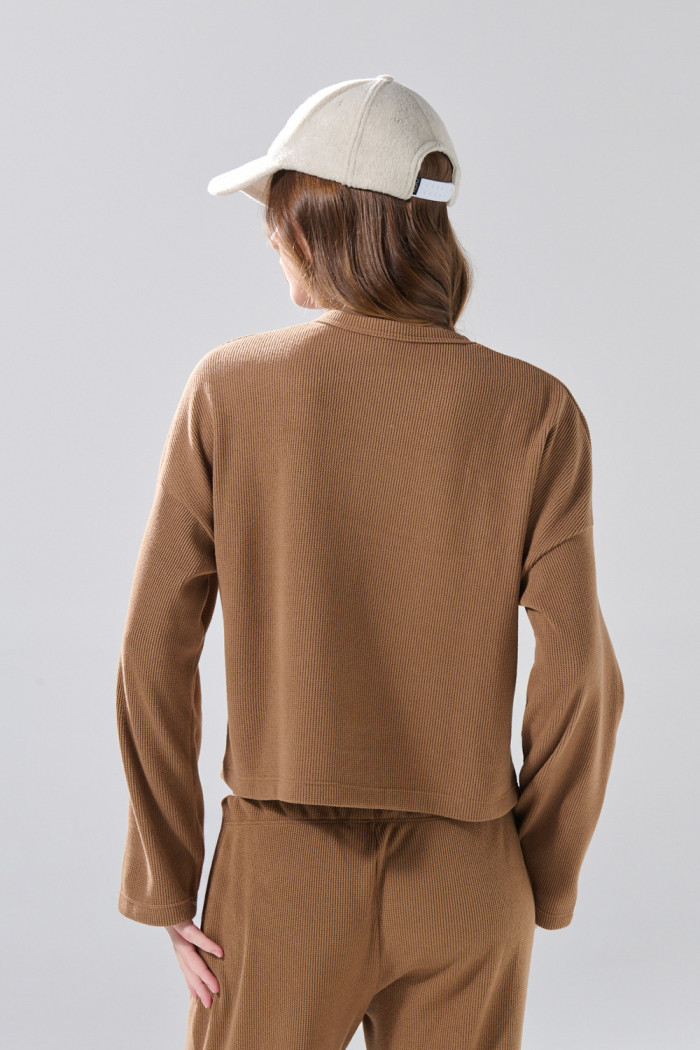 Buzo cuello redondo unicolor oversize en tela texturizada
