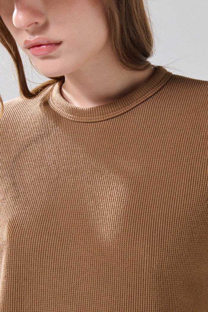 Buzo cuello redondo unicolor oversize en tela texturizada
