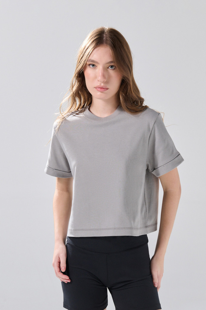 Camiseta unicolor crop top con doblez en puños y manga corta
