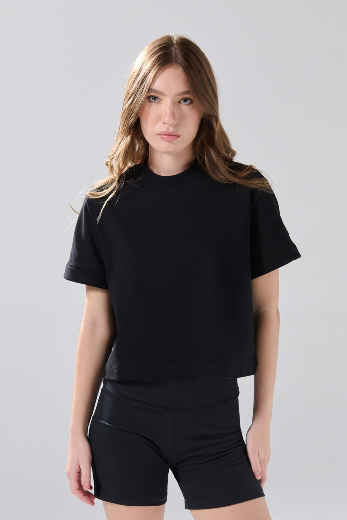 Camiseta unicolor crop top con doblez en puños y manga corta

