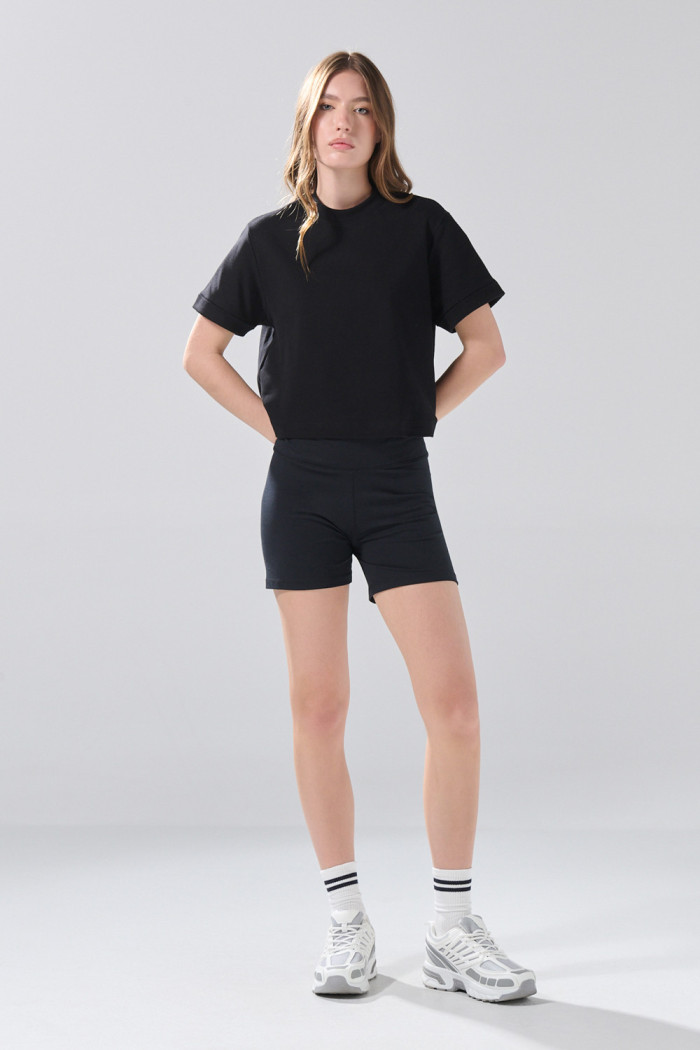 Camiseta unicolor crop top con doblez en puños y manga corta
