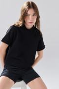 Camiseta unicolor crop top con doblez en puños y manga corta
