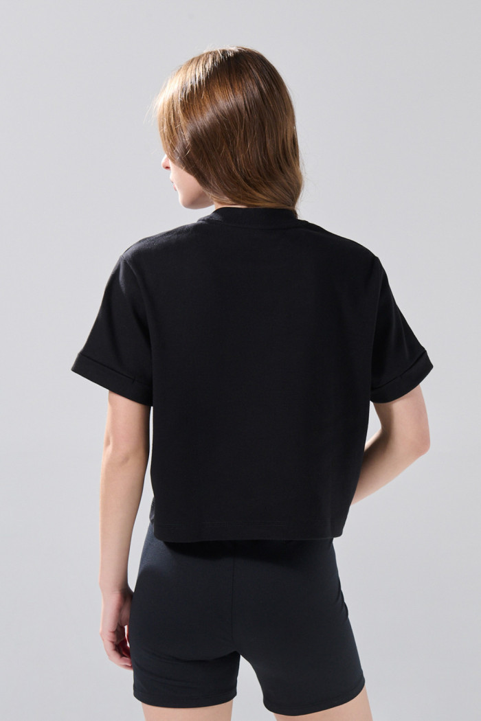 Camiseta unicolor crop top con doblez en puños y manga corta
