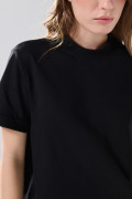 Camiseta unicolor crop top con doblez en puños y manga corta
