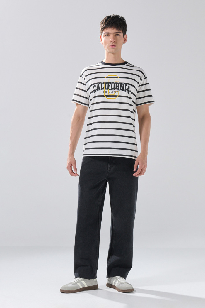 Camiseta crema a rayas con arte college y manga corta