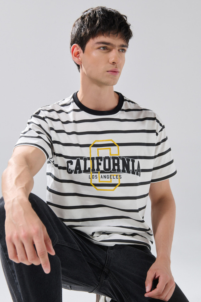 Camiseta crema a rayas con arte college y manga corta