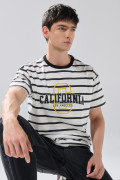 Camiseta crema a rayas con arte college y manga corta