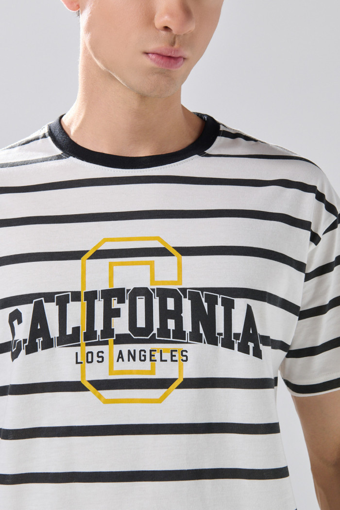 Camiseta crema a rayas con arte college y manga corta