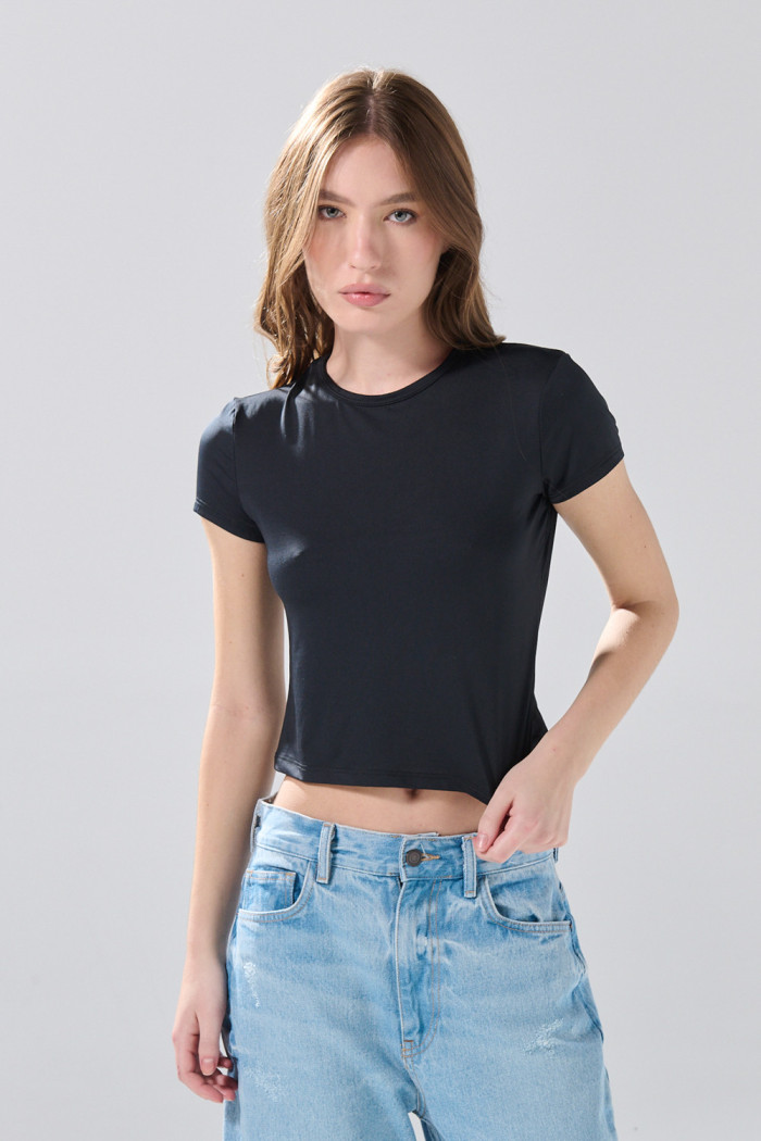 Camiseta unicolor infaltables manga corta con cuello redondo
