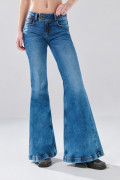 Jean flare bota ancha azul con tiro medio y bolsillos

