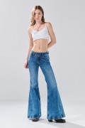 Jean flare bota ancha azul con tiro medio y bolsillos

