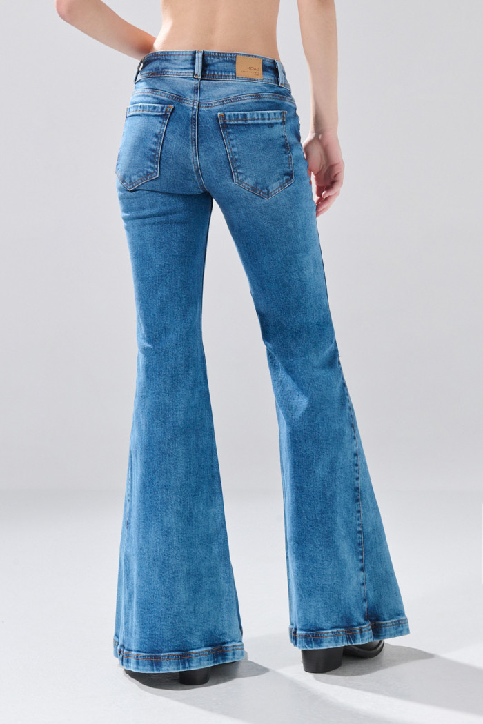 Jean flare bota ancha azul con tiro medio y bolsillos

