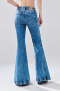 Jean flare bota ancha azul con tiro medio y bolsillos
