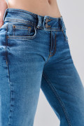 Jean flare bota ancha azul con tiro medio y bolsillos
