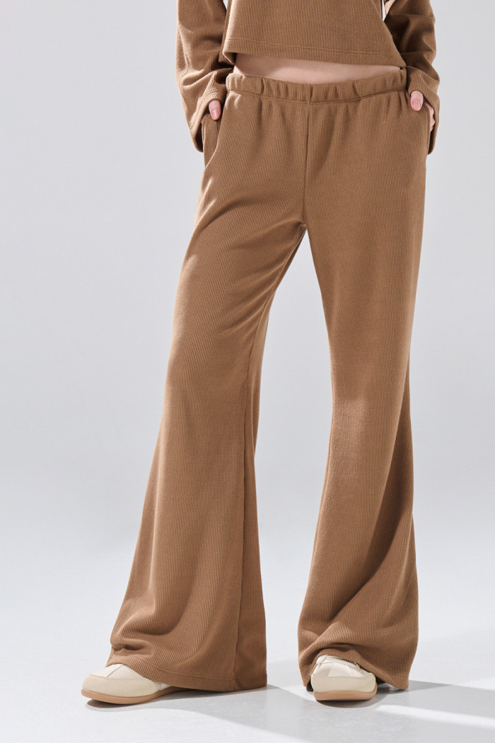 Pantalón unicolor flare con bota ancha y texturas
