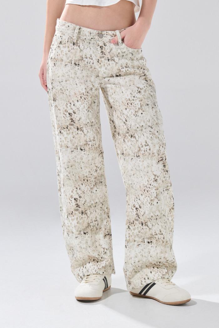 Jean barrel kaki con diseños animal print de Verano Urbano
