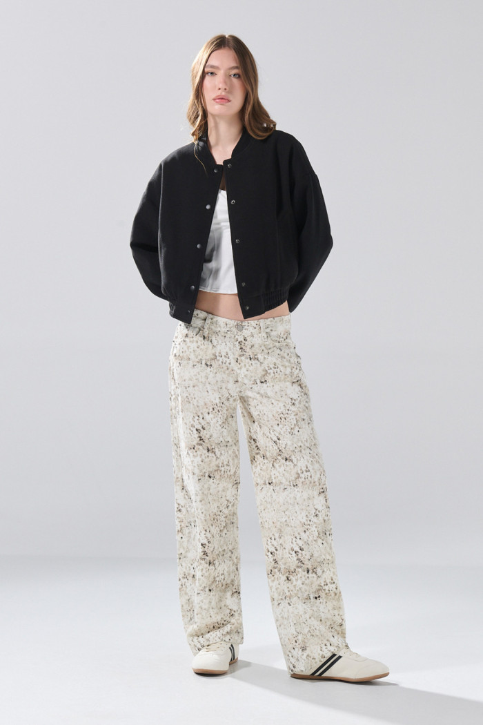 Jean barrel kaki con diseños animal print de Verano Urbano
