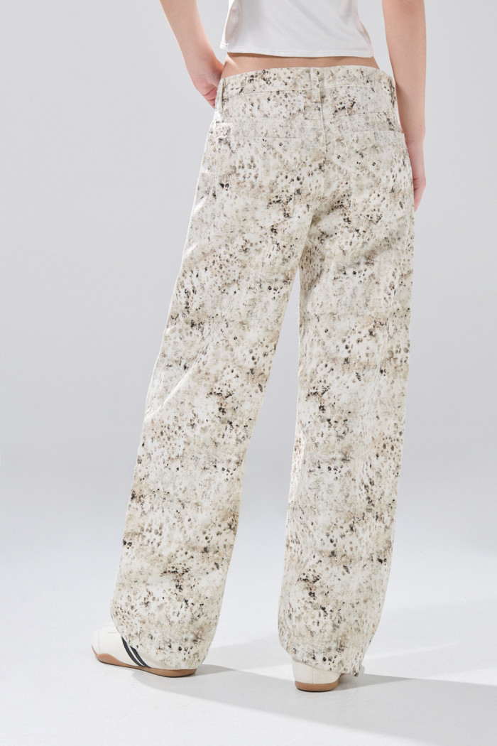 Jean barrel kaki con diseños animal print de Verano Urbano
