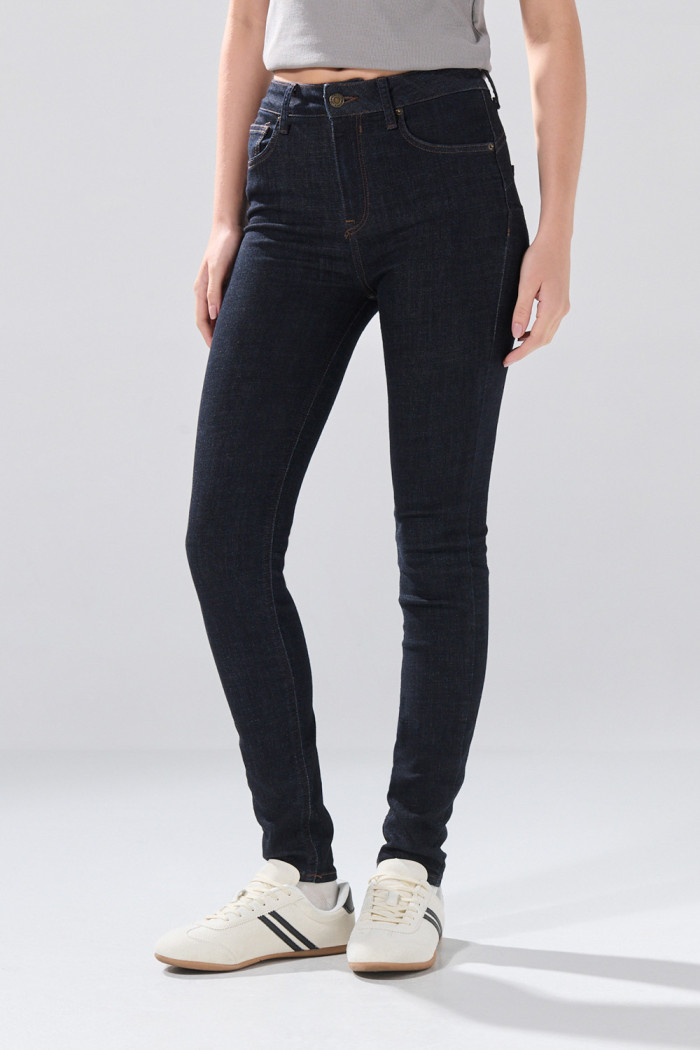 Jean azul intenso push up infaltables tiro alto con costuras
