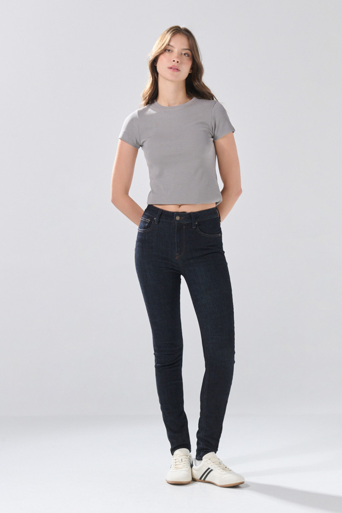 Jean azul intenso push up infaltables tiro alto con costuras
