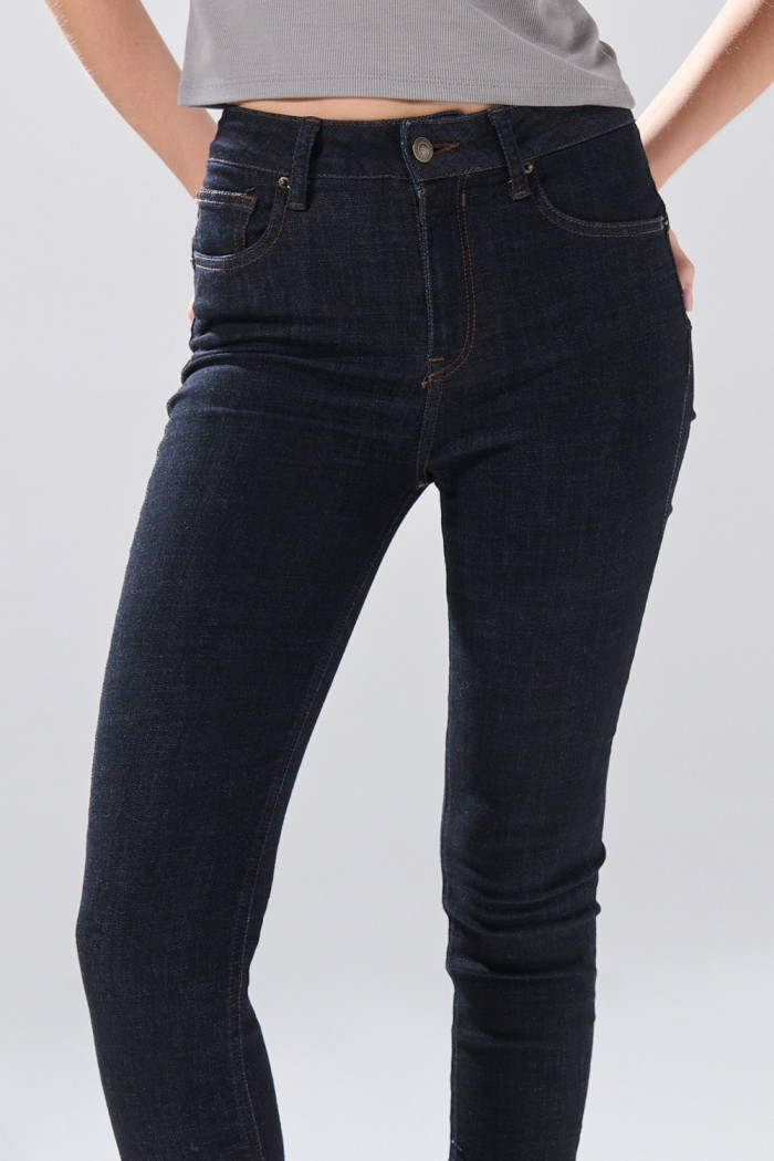 Jean azul intenso push up infaltables tiro alto con costuras
