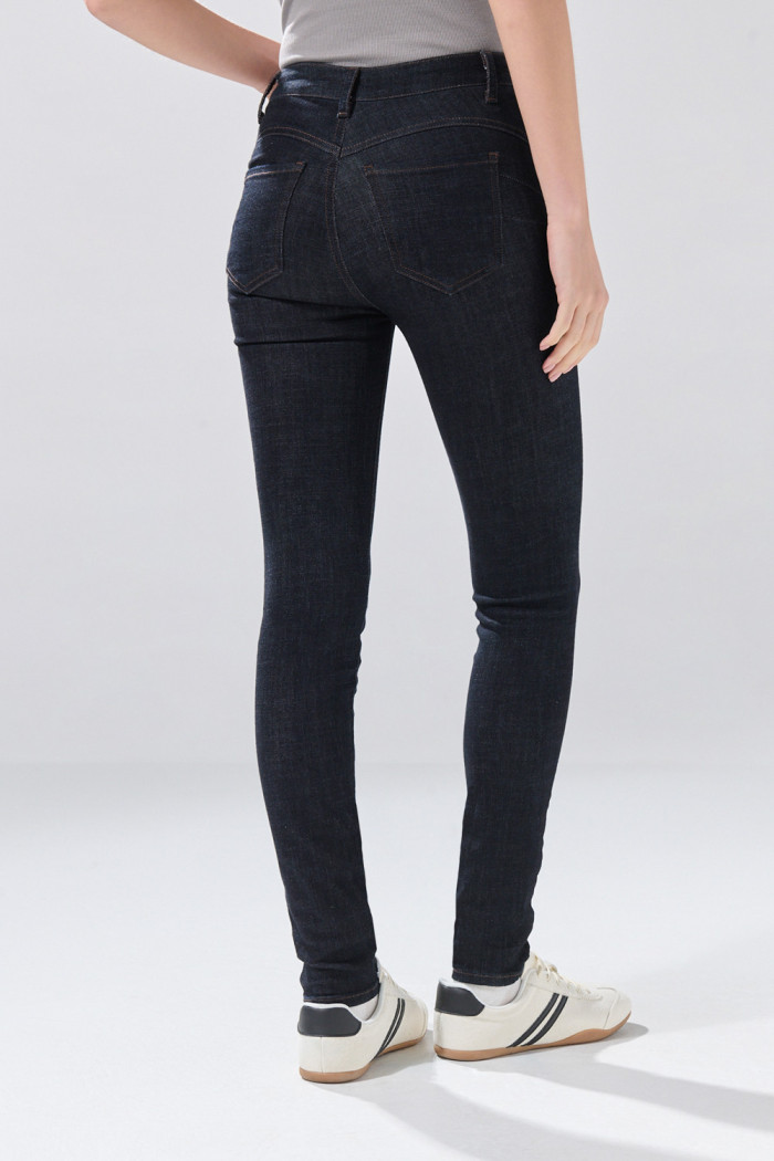 Jean azul intenso push up infaltables tiro alto con costuras
