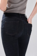 Jean azul intenso push up infaltables tiro alto con costuras
