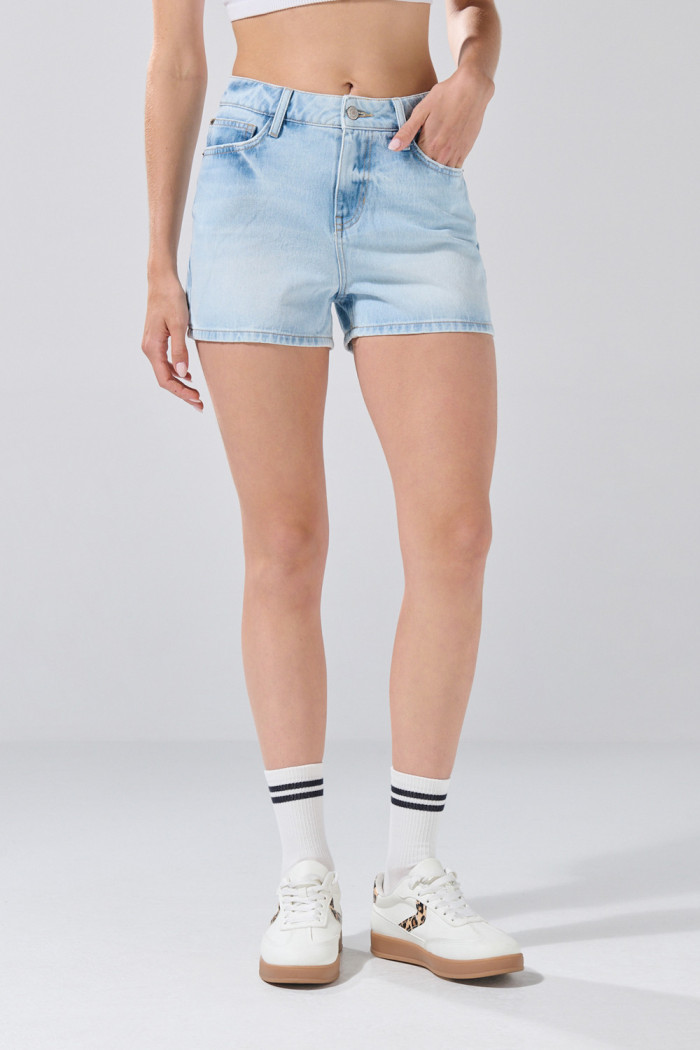 Short de jean 5 bolsillos azul claro con tiro alto
