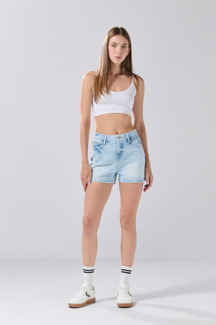 Short de jean 5 bolsillos azul claro con tiro alto
