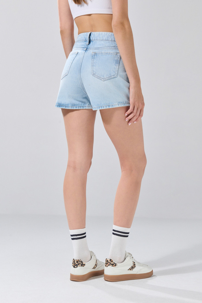 Short de jean 5 bolsillos azul claro con tiro alto
