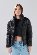 Chaqueta negra acolchada con cuello alto y cremallera
