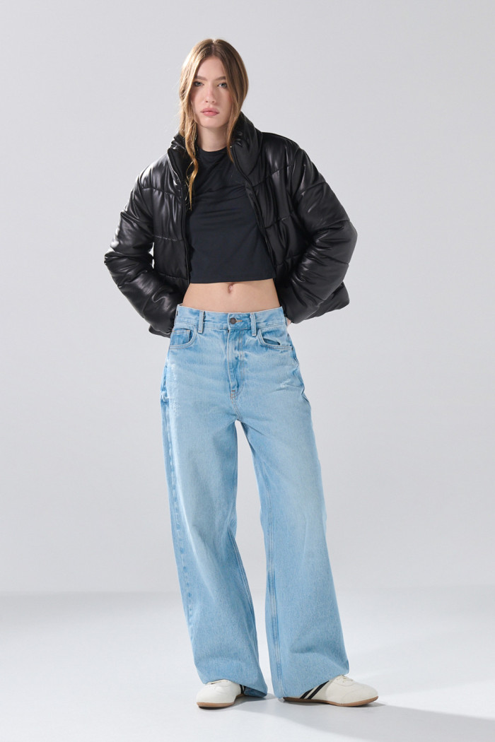 Chaqueta negra acolchada con cuello alto y cremallera
