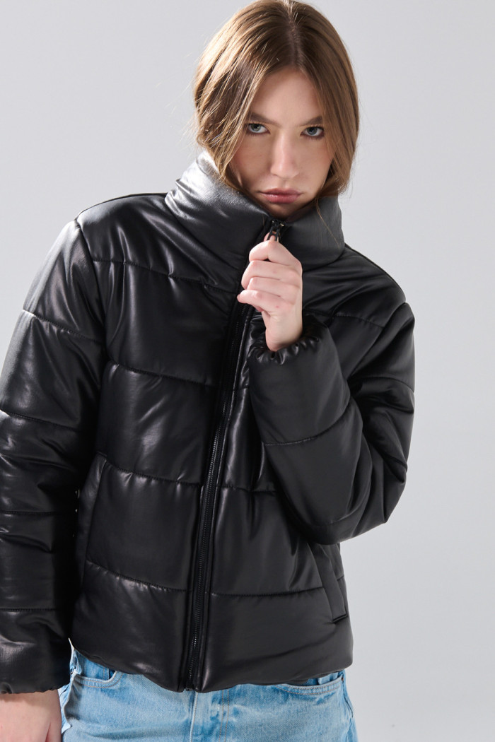 Chaqueta negra acolchada con cuello alto y cremallera
