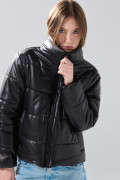 Chaqueta negra acolchada con cuello alto y cremallera
