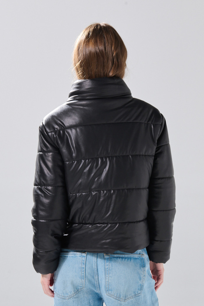 Chaqueta negra acolchada con cuello alto y cremallera
