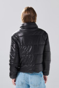 Chaqueta negra acolchada con cuello alto y cremallera
