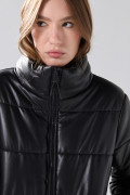 Chaqueta negra acolchada con cuello alto y cremallera
