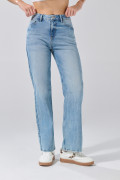 Jean straight leg azul claro con bota recta y tiro alto
