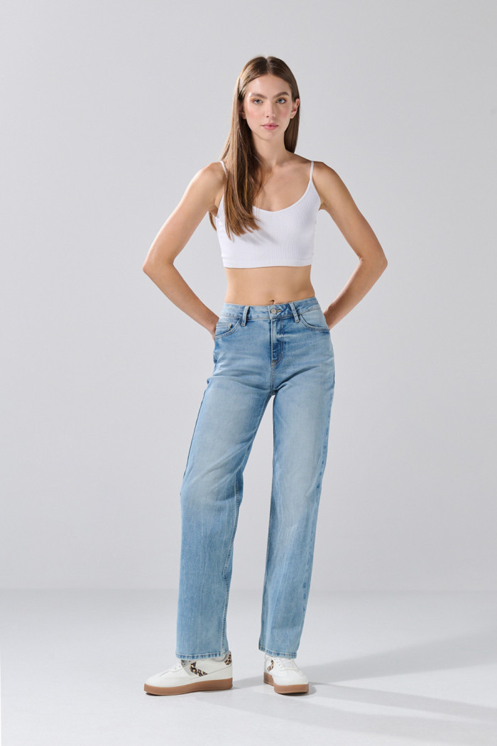 Jean straight leg azul claro con bota recta y tiro alto
