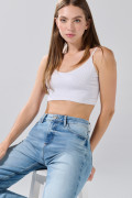 Jean straight leg azul claro con bota recta y tiro alto
