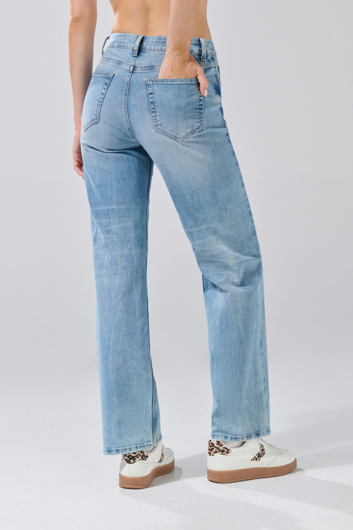 Jean straight leg azul claro con bota recta y tiro alto
