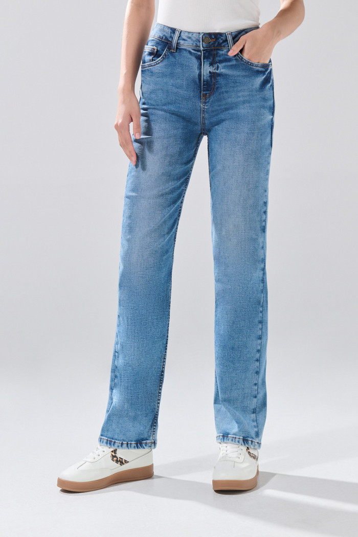 Jean straight leg azul infaltables con bota recta y tiro alto
