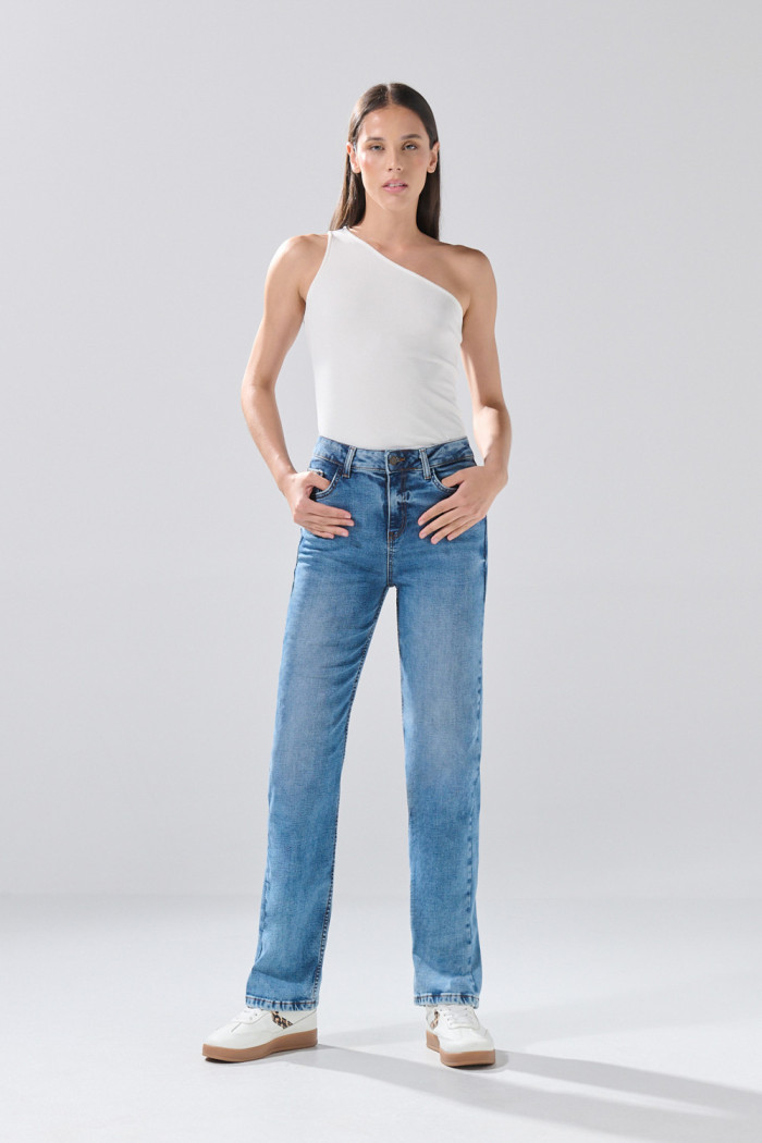 Jean straight leg azul infaltables con bota recta y tiro alto
