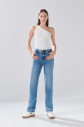 Jean straight leg azul infaltables con bota recta y tiro alto
