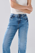 Jean straight leg azul infaltables con bota recta y tiro alto
