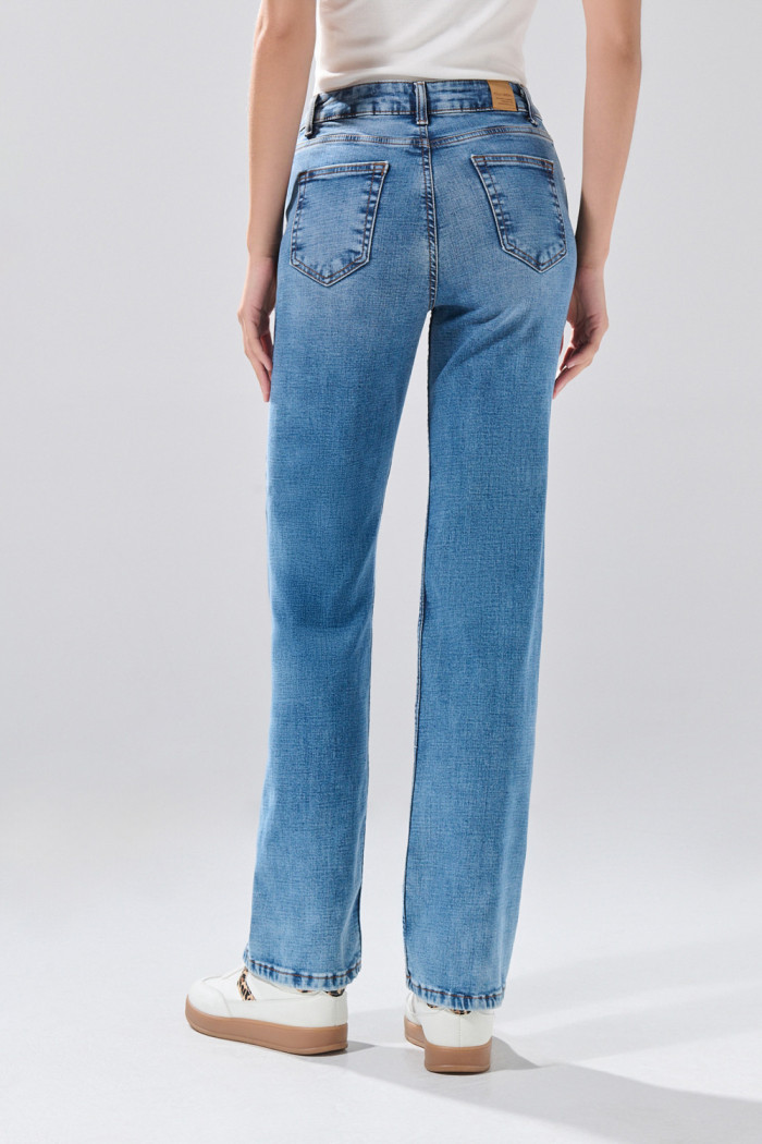 Jean straight leg azul infaltables con bota recta y tiro alto
