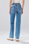Jean straight leg azul infaltables con bota recta y tiro alto
