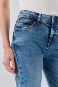 Jean straight leg azul infaltables con bota recta y tiro alto
