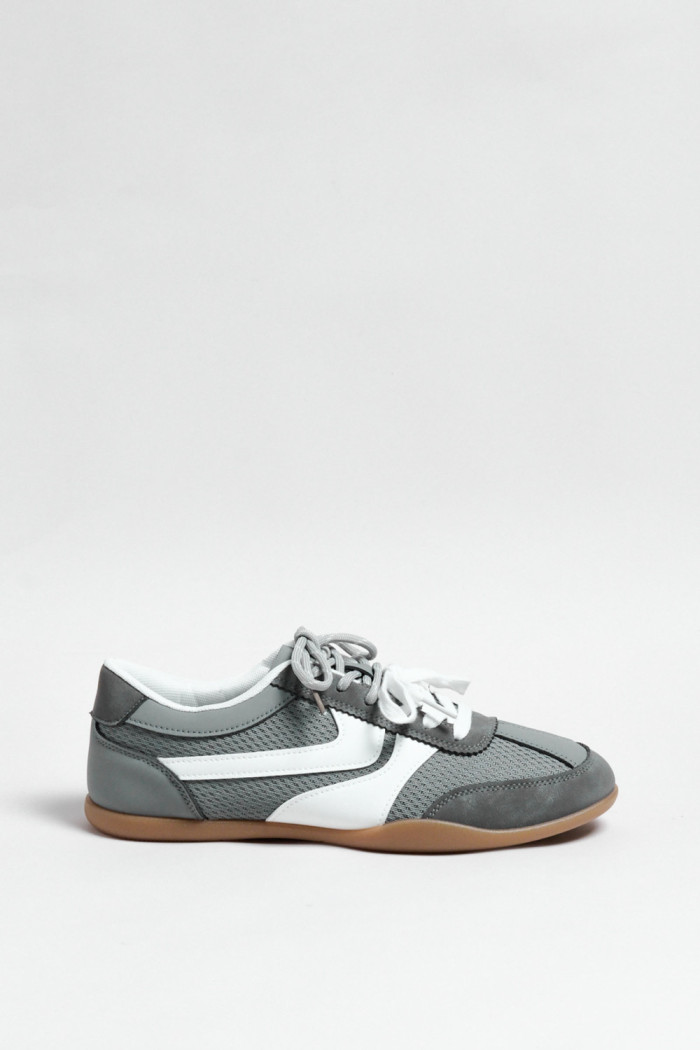 Tenis unicolores tipo casuales con cortes y cordones
