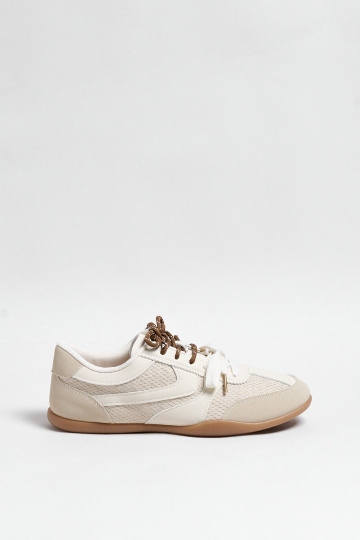Tenis unicolores tipo casuales con cortes y cordones
